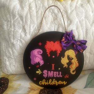 Hocus Pocus adorable sign that screams I’m a Hocus Pocus lover!! ❤️